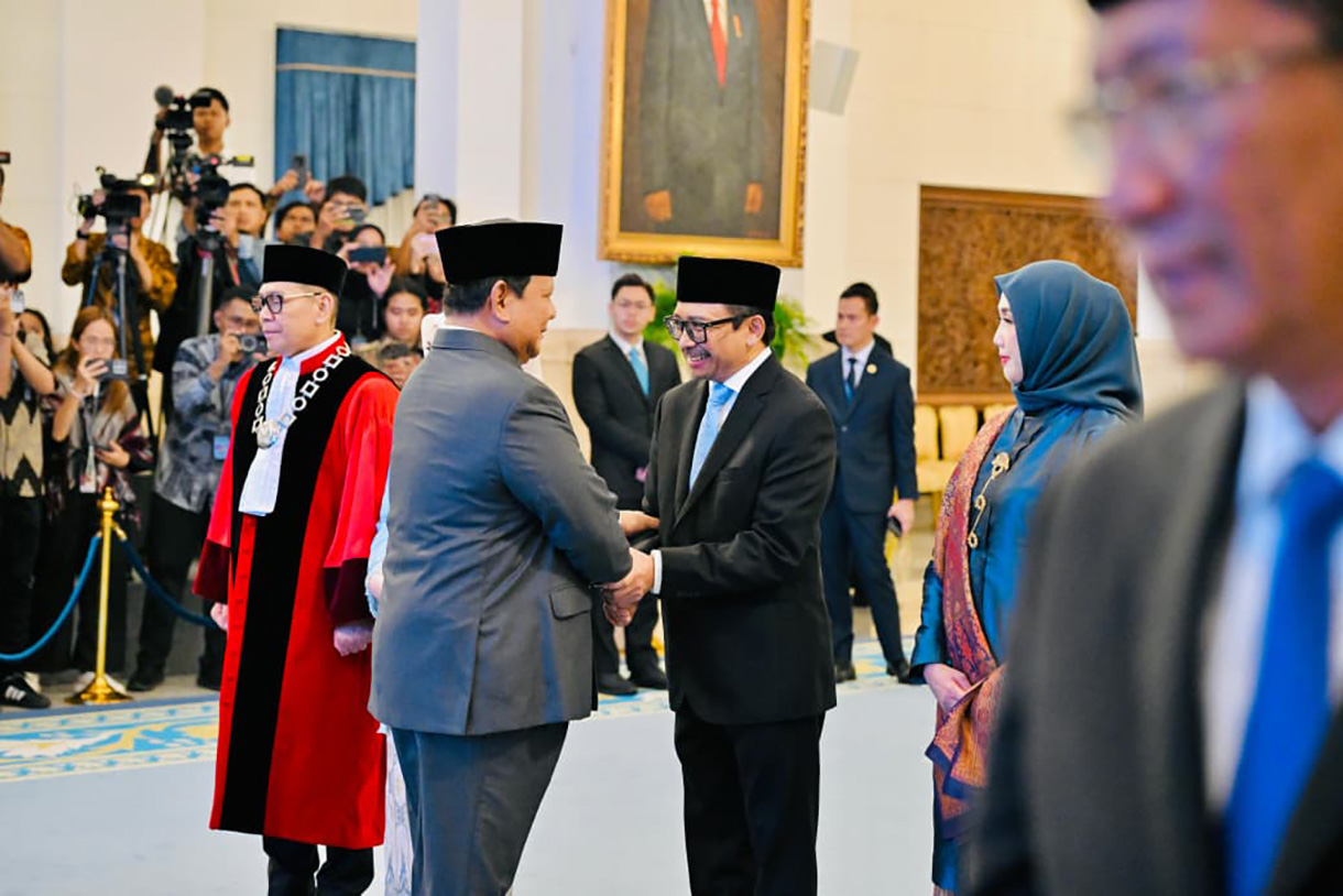 Presiden Prabowo Subianto (kanan) membacakan sumpah jabatan saat memimpin pembacaan sumpah jabatan pada pelantikan Hakim Mahkamah Konstitusi (MK) Adies Kadir (kiri) dan Wakil Menteri Keuangan Juda Agung (ketiga kiri) di Istana Negara, Jakarta, Kamis (5/2/2026). (Biro Pers)