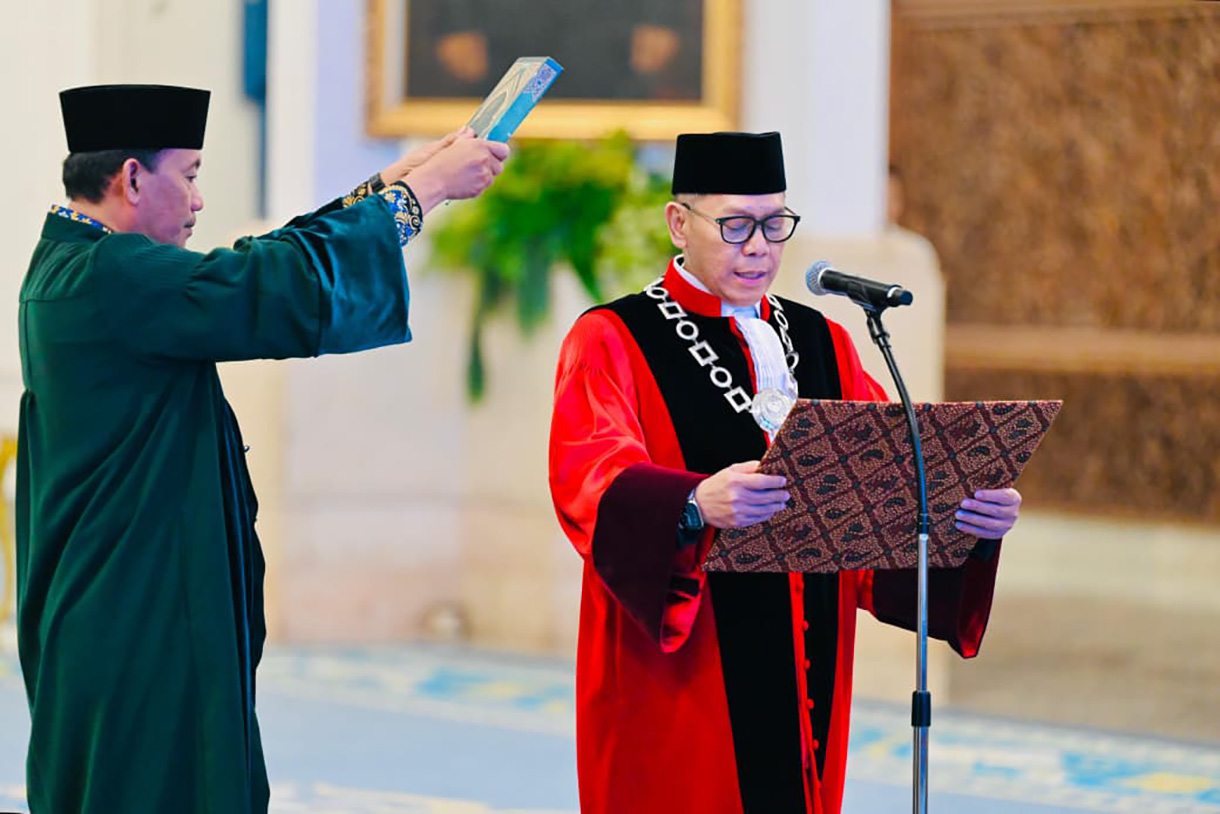 Presiden Prabowo Subianto (kanan) membacakan sumpah jabatan saat memimpin pembacaan sumpah jabatan pada pelantikan Hakim Mahkamah Konstitusi (MK) Adies Kadir (kiri) dan Wakil Menteri Keuangan Juda Agung (ketiga kiri) di Istana Negara, Jakarta, Kamis (5/2/2026). (Biro Pers)