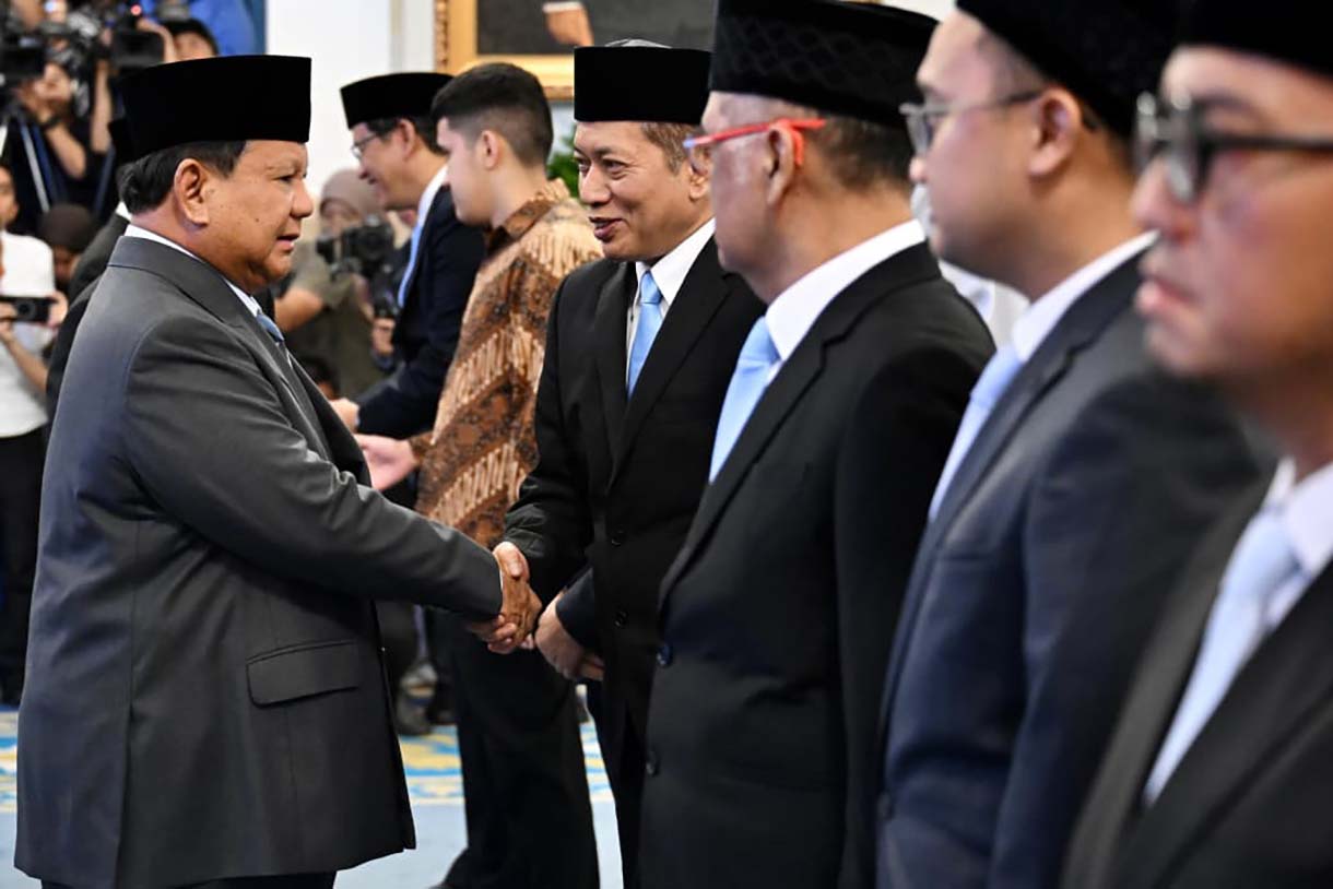 Presiden Prabowo Lantik Menteri dan Wakil Menteri (dari kiri) Menteri Keuangan Purbaya Yudhi Sadewa, Kepala Badan Pelindungan Pekerja Migran Indonesia (BP2MI) Muktaruddin, Menteri Koperasi Ferry Juliantono, Menteri Haji dan Umroh Mochamad Irfan Yusuf dan Wakil Menteri Haji dan Umroh Dahnil Azhar Simanjuntak mengikuti pelantikan menteri dan wakil menteri Kabinet Merah Putih di Istana Negara, Kompleks Istana Kepresidenan, Jakarta, Senin (8/9/2025). (Biropers)