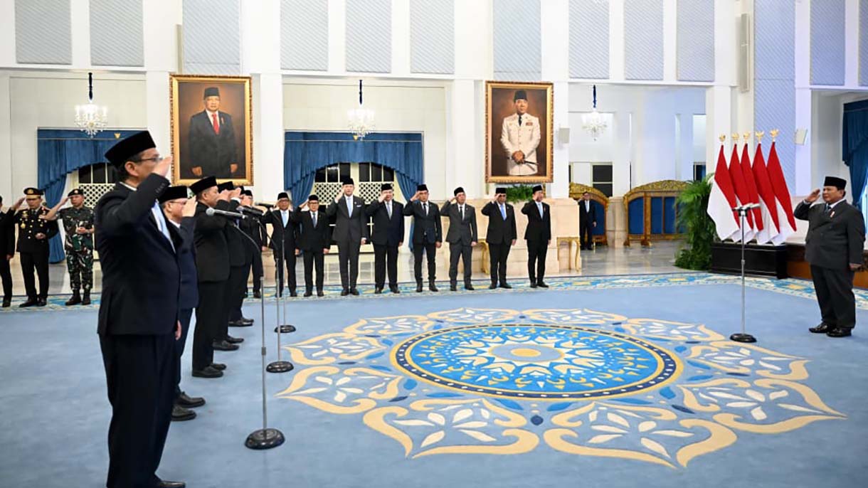 Presiden Prabowo Lantik Menteri dan Wakil Menteri (dari kiri) Menteri Keuangan Purbaya Yudhi Sadewa, Kepala Badan Pelindungan Pekerja Migran Indonesia (BP2MI) Muktaruddin, Menteri Koperasi Ferry Juliantono, Menteri Haji dan Umroh Mochamad Irfan Yusuf dan Wakil Menteri Haji dan Umroh Dahnil Azhar Simanjuntak mengikuti pelantikan menteri dan wakil menteri Kabinet Merah Putih di Istana Negara, Kompleks Istana Kepresidenan, Jakarta, Senin (8/9/2025). (Biropers)