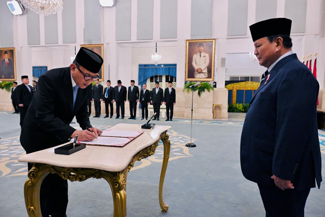 Presiden Prabowo Subianto (kanan) memimpin pelantikan pejabat baru dalam Kabinet Merah Putih di Istana Negara, Jakarta. (BeritaNasional/Elvis/HO Biro Pers Istana/Laily Rachev)