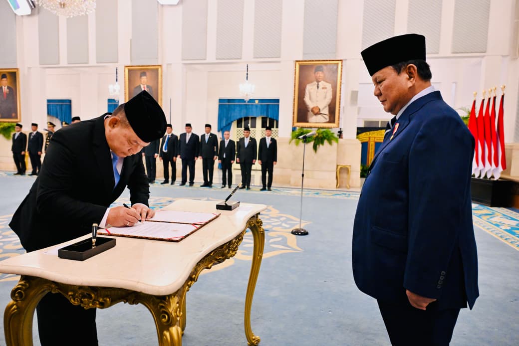 Presiden Prabowo Subianto (kanan) memimpin pelantikan pejabat baru dalam Kabinet Merah Putih di Istana Negara, Jakarta. (BeritaNasional/Elvis/HO Biro Pers Istana/Laily Rachev)