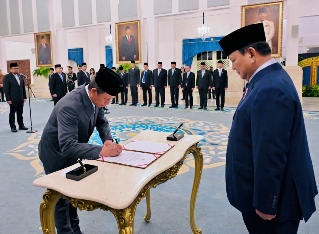 Presiden Prabowo Subianto (kanan) memimpin pelantikan pejabat baru dalam Kabinet Merah Putih di Istana Negara, Jakarta. (BeritaNasional/Elvis/HO Biro Pers Istana/Laily Rachev)