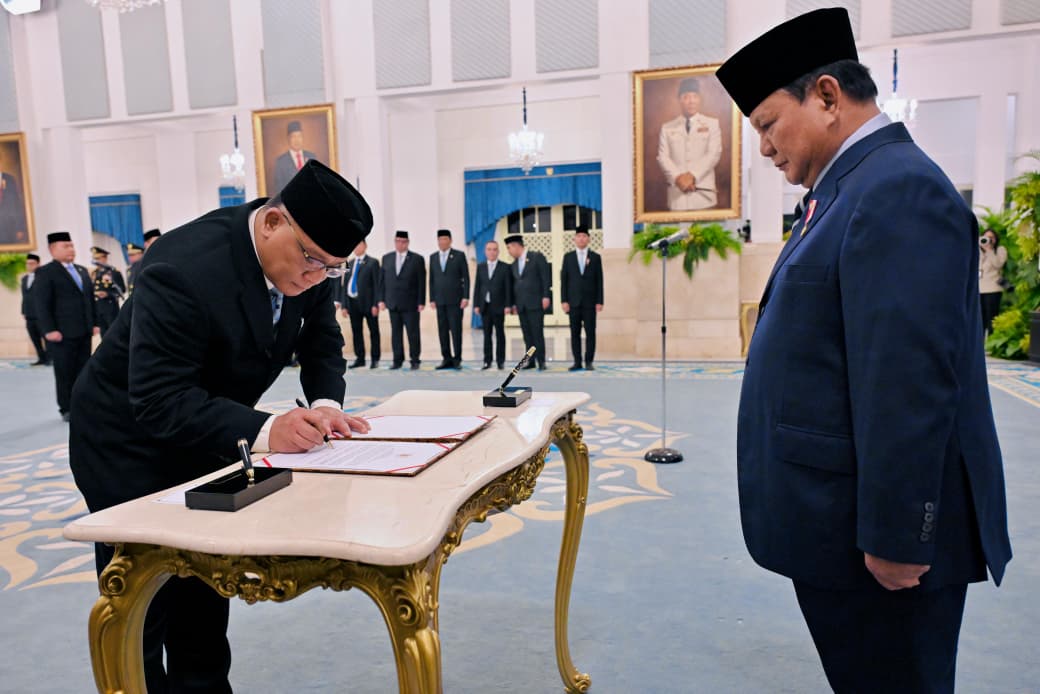 Presiden Prabowo Subianto (kanan) memimpin pelantikan pejabat baru dalam Kabinet Merah Putih di Istana Negara, Jakarta. (BeritaNasional/Elvis/HO Biro Pers Istana/Laily Rachev)