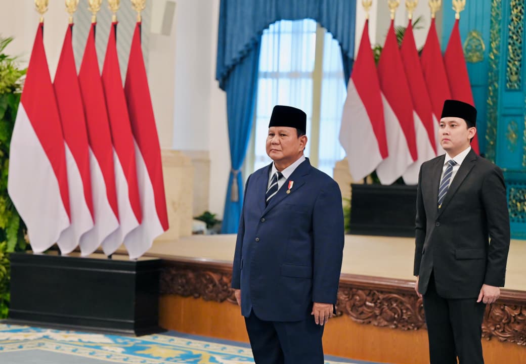 Presiden Prabowo Subianto (kanan) memimpin pelantikan pejabat baru dalam Kabinet Merah Putih di Istana Negara, Jakarta. (BeritaNasional/Elvis/HO Biro Pers Istana/Laily Rachev)