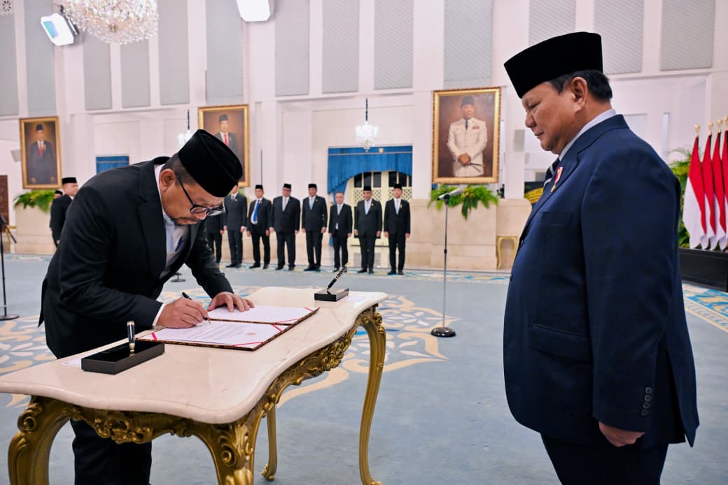 Presiden Prabowo Subianto (kanan) memimpin pelantikan pejabat baru dalam Kabinet Merah Putih di Istana Negara, Jakarta. (BeritaNasional/Elvis/HO Biro Pers Istana/Laily Rachev)