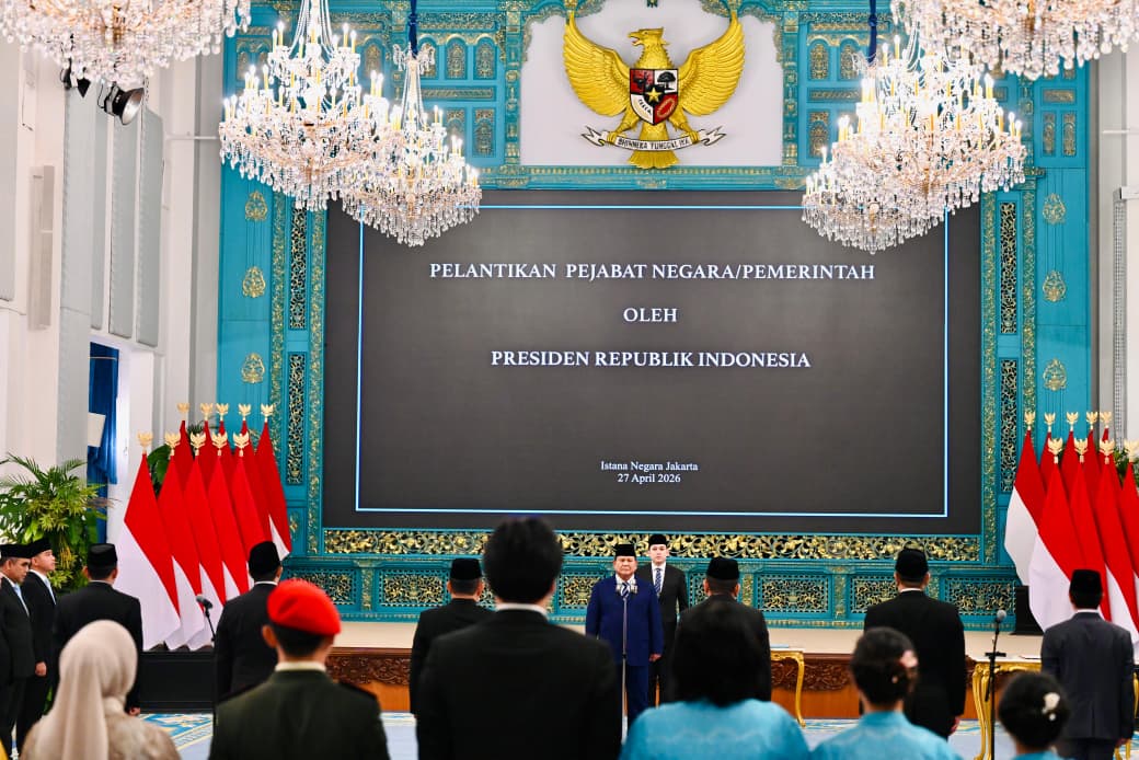 Presiden Prabowo Subianto (kanan) memimpin pelantikan pejabat baru dalam Kabinet Merah Putih di Istana Negara, Jakarta. (BeritaNasional/Elvis/HO Biro Pers Istana/Laily Rachev)