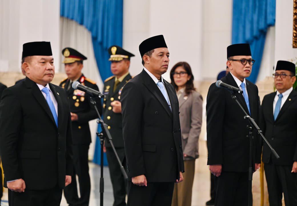 Presiden Prabowo Subianto (kanan) memimpin pelantikan pejabat baru dalam Kabinet Merah Putih di Istana Negara, Jakarta. (BeritaNasional/Elvis/HO Biro Pers Istana/Laily Rachev)