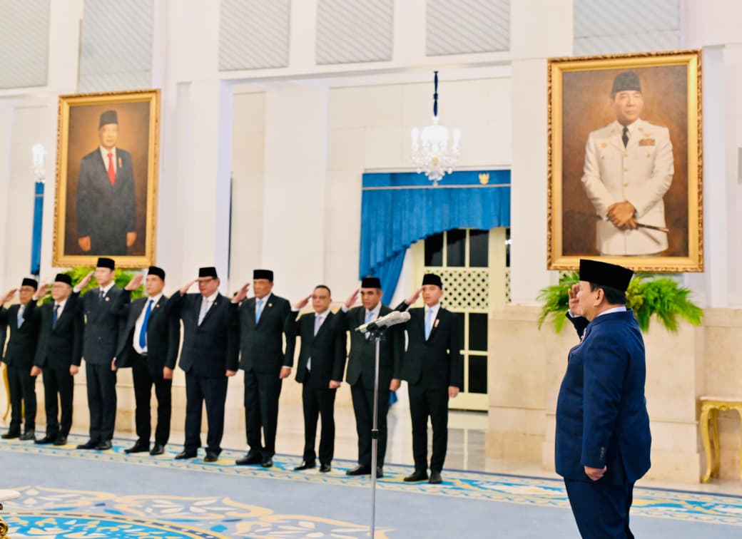 Presiden Prabowo Subianto (kanan) memimpin pelantikan pejabat baru dalam Kabinet Merah Putih di Istana Negara, Jakarta. (BeritaNasional/Elvis/HO Biro Pers Istana/Laily Rachev)