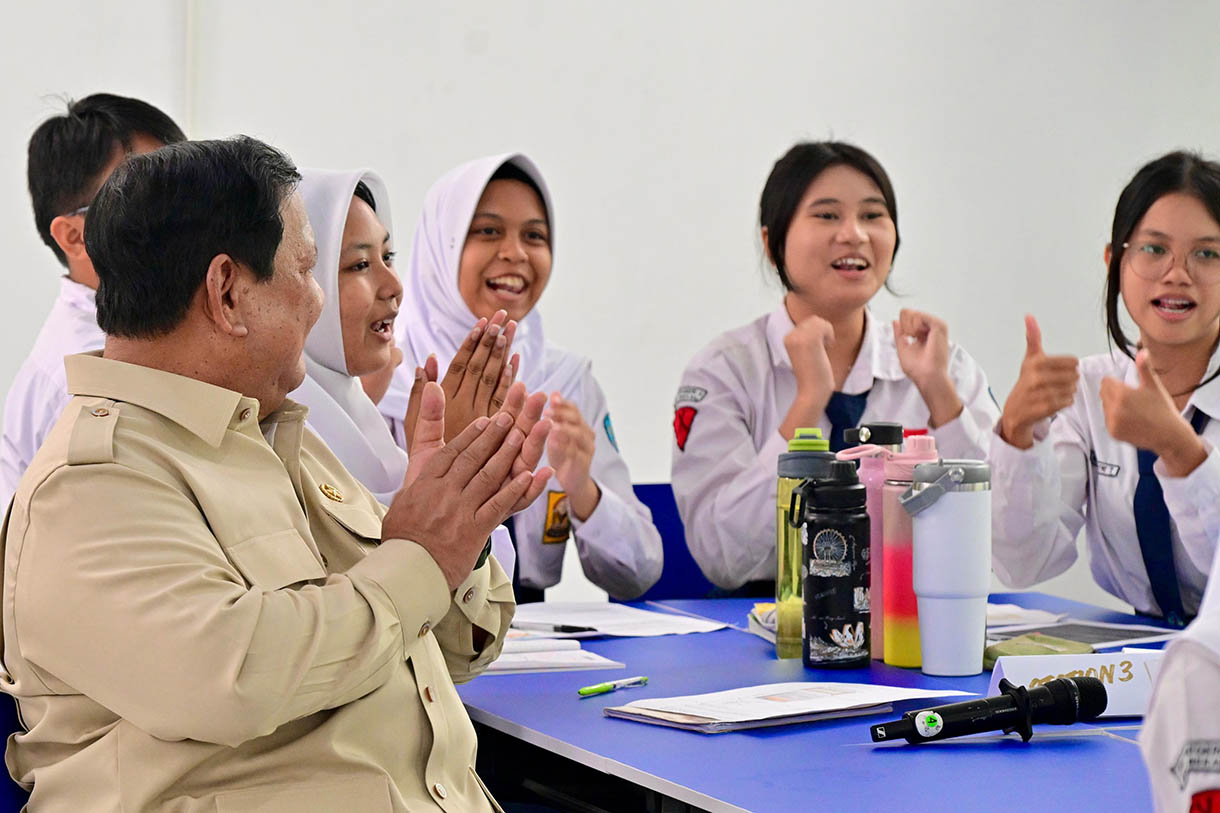 Presiden Prabowo Subianto (kiri) bersama siswa saat meluncurkan program Digitalisasi Pembelajaran di SMPN 4 Bekasi. (Foto/BPMI)