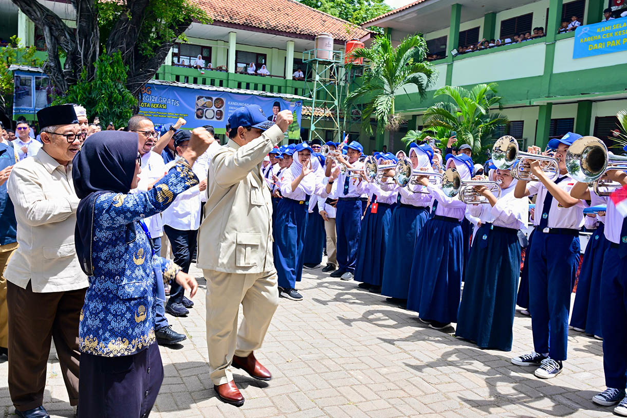 Presiden Prabowo Subianto (tengah) didampingi Menteri Koordinator Bidang Pembangunan Manusia dan Kebudayaan Pratikno (kedua kiri), Menteri Pendidikan Dasar dan Menengah (Mendikdasmen) Abdul Mu'ti (kedua kanan), dan perwakilan siswa meluncurkan program Digitalisasi Pembelajaran Untuk Indonesia Cerdas di SMP Negeri 4 Bekasi, Jawa Barat, Senin (17/11/2025).  (Biropers)
