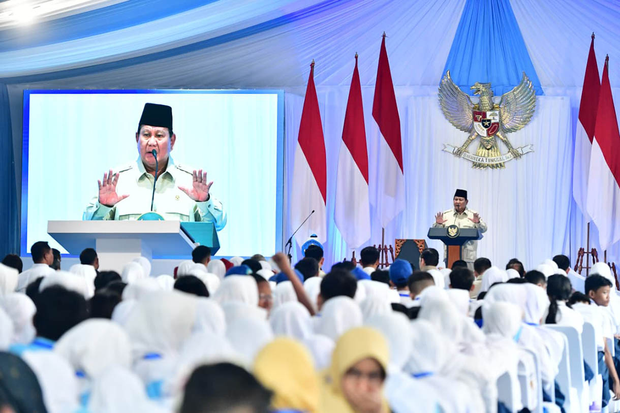 Presiden Prabowo Subianto (tengah) didampingi Menteri Koordinator Bidang Pembangunan Manusia dan Kebudayaan Pratikno (kedua kiri), Menteri Pendidikan Dasar dan Menengah (Mendikdasmen) Abdul Mu'ti (kedua kanan), dan perwakilan siswa meluncurkan program Digitalisasi Pembelajaran Untuk Indonesia Cerdas di SMP Negeri 4 Bekasi, Jawa Barat, Senin (17/11/2025).  (Biropers)