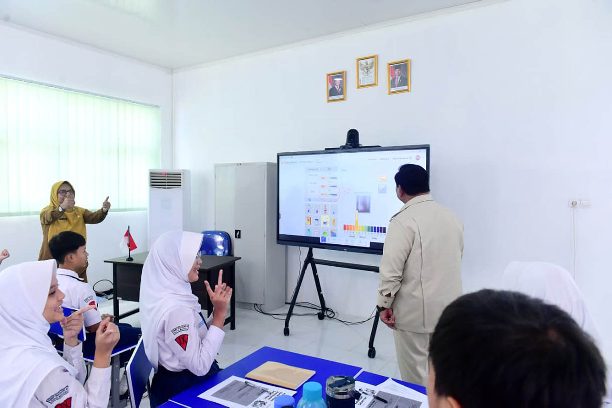 Presiden Prabowo Subianto (tengah) didampingi Menteri Koordinator Bidang Pembangunan Manusia dan Kebudayaan Pratikno (kedua kiri), Menteri Pendidikan Dasar dan Menengah (Mendikdasmen) Abdul Mu'ti (kedua kanan), dan perwakilan siswa meluncurkan program Digitalisasi Pembelajaran Untuk Indonesia Cerdas di SMP Negeri 4 Bekasi, Jawa Barat, Senin (17/11/2025).  (Biropers)