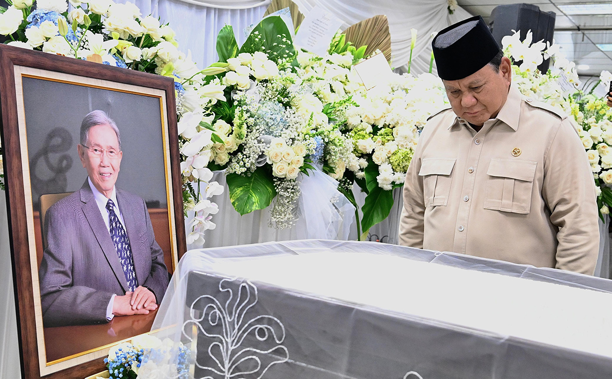 Presiden Prabowo Subianto memberi penghormatan di depan peti jenazah Menteri Koordinator Ekonomi, Keuangan, dan Industri (Menko Ekuin) periode 1999-2000 Kwik Kian Gie di Rumah Duka Sentosa, Jakarta, Rabu (30/7/2025).  (Beritanasional.com/ Biro Pers)