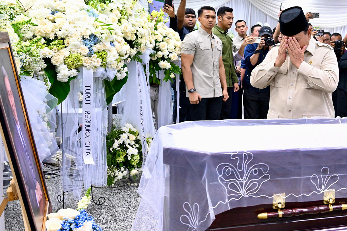 Presiden Prabowo Subianto memberi penghormatan di depan peti jenazah Menteri Koordinator Ekonomi, Keuangan, dan Industri (Menko Ekuin) periode 1999-2000 Kwik Kian Gie di Rumah Duka Sentosa, Jakarta, Rabu (30/7/2025).  (Beritanasional.com/ Biro Pers)