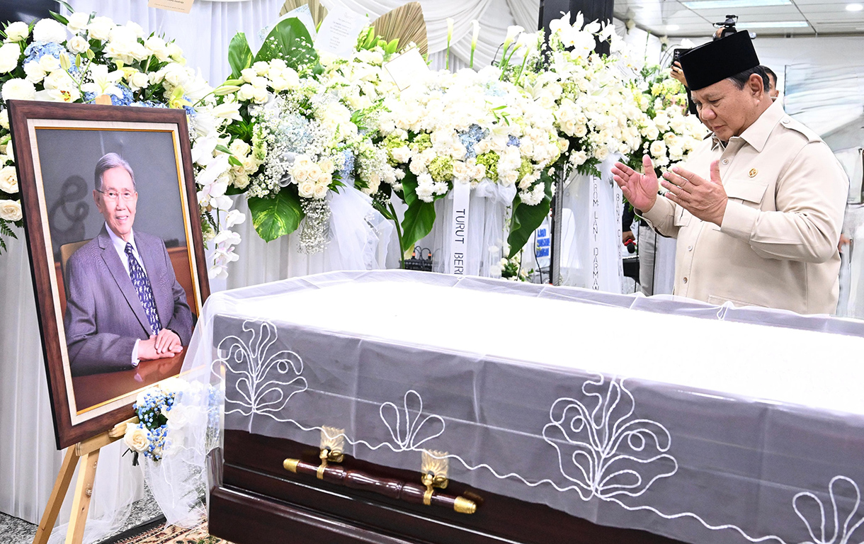 Presiden Prabowo Subianto memberi penghormatan di depan peti jenazah Menteri Koordinator Ekonomi, Keuangan, dan Industri (Menko Ekuin) periode 1999-2000 Kwik Kian Gie di Rumah Duka Sentosa, Jakarta, Rabu (30/7/2025).  (Beritanasional.com/ Biro Pers)