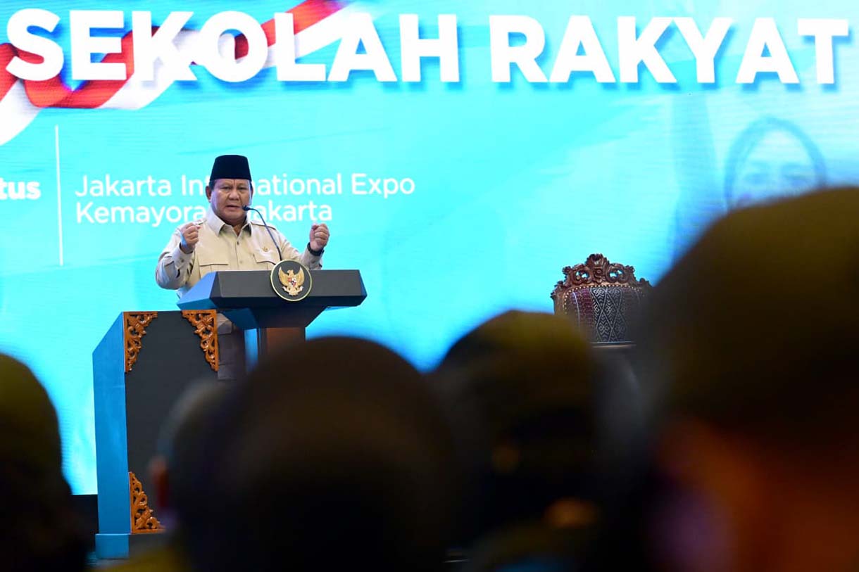 Presiden Prabowo Memberikan Pembekalan Guru dan Kepala Sekolah Rakyat Presiden Prabowo Subianto menyalami ejumlah guru usai mengikuti pembekalan Guru dan Kepala Sekolah Rakyat di Jakarta, Jumat (22/8/2025). (Biropers/Beritanasional.com/Oke Atmaja)