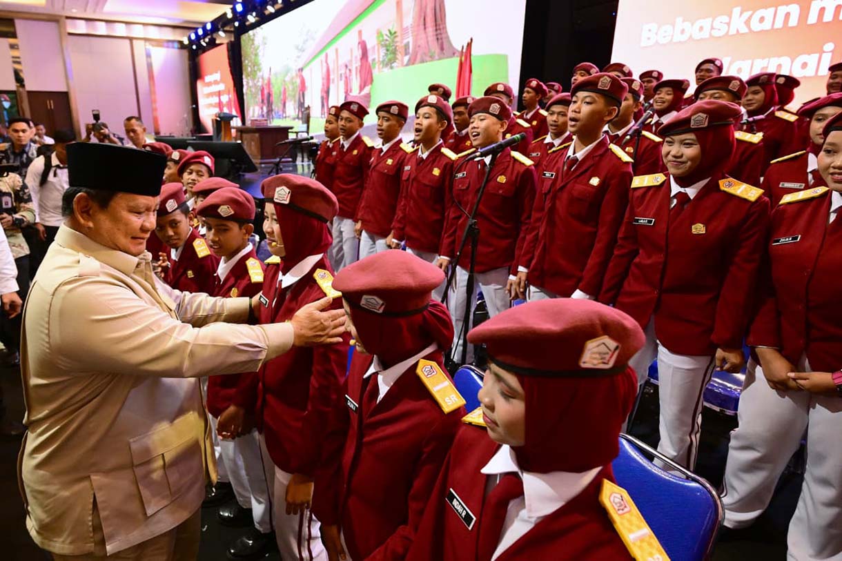 Presiden Prabowo Memberikan Pembekalan Guru dan Kepala Sekolah Rakyat Presiden Prabowo Subianto menyalami ejumlah guru usai mengikuti pembekalan Guru dan Kepala Sekolah Rakyat di Jakarta, Jumat (22/8/2025). (Biropers/Beritanasional.com/Oke Atmaja)