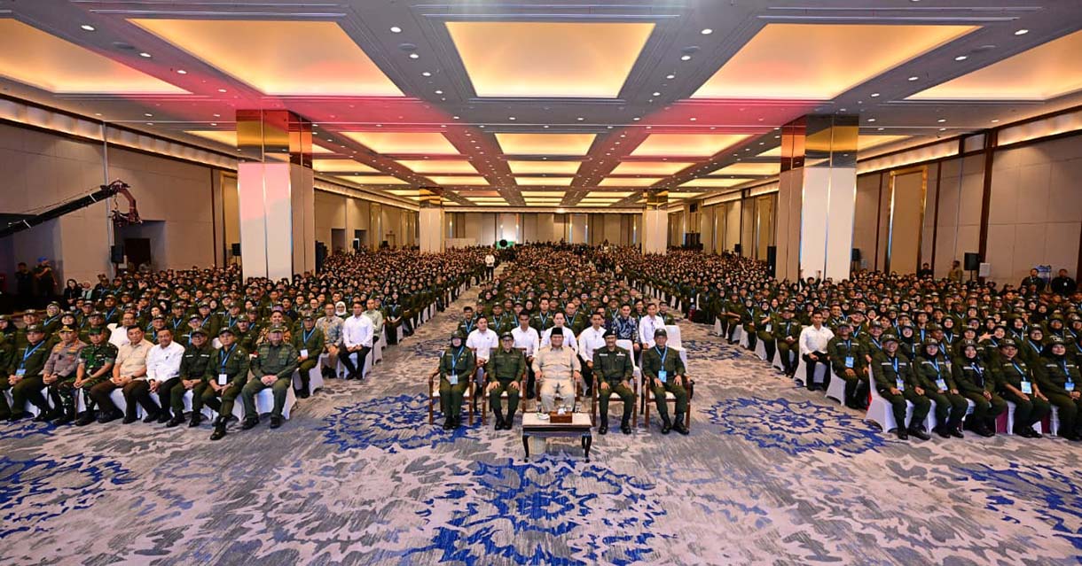 Presiden Prabowo Memberikan Pembekalan Guru dan Kepala Sekolah Rakyat Presiden Prabowo Subianto menyalami ejumlah guru usai mengikuti pembekalan Guru dan Kepala Sekolah Rakyat di Jakarta, Jumat (22/8/2025). (Biropers/Beritanasional.com/Oke Atmaja)