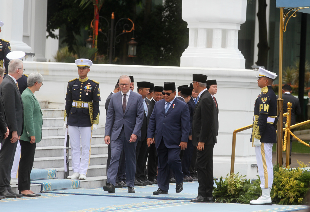 Presiden Prabowo Menerima Kunjungan PM Australia Presiden Prabowo Subianto (kiri) dan Perdana Menteri Australia Anthony Albanese (kanan) memeriksa pasukan saat kunjungan kenegaraan di Istana Merdeka, Jakarta, Jakarta, Kamis (15/5/2025). (Beritanasional.com/Oke Atmaja)