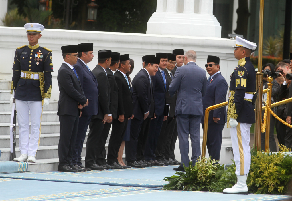 Presiden Prabowo Menerima Kunjungan PM Australia Presiden Prabowo Subianto (kiri) dan Perdana Menteri Australia Anthony Albanese (kanan) memeriksa pasukan saat kunjungan kenegaraan di Istana Merdeka, Jakarta, Jakarta, Kamis (15/5/2025). (Beritanasional.com/Oke Atmaja)