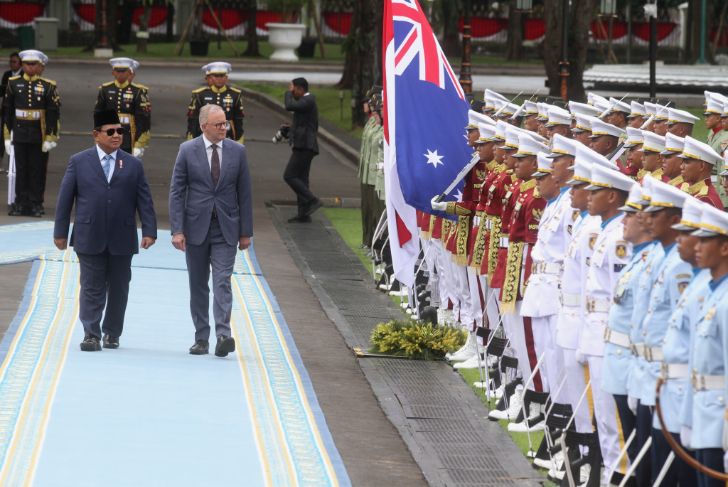 Presiden Prabowo Menerima Kunjungan PM Australia Presiden Prabowo Subianto (kiri) dan Perdana Menteri Australia Anthony Albanese (kanan) memeriksa pasukan saat kunjungan kenegaraan di Istana Merdeka, Jakarta, Jakarta, Kamis (15/5/2025). (Beritanasional.com/Oke Atmaja)