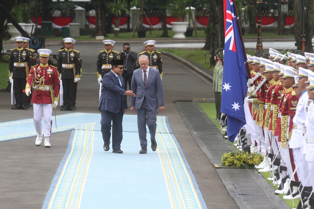 Presiden Prabowo Menerima Kunjungan PM Australia Presiden Prabowo Subianto (kiri) dan Perdana Menteri Australia Anthony Albanese (kanan) memeriksa pasukan saat kunjungan kenegaraan di Istana Merdeka, Jakarta, Jakarta, Kamis (15/5/2025). (Beritanasional.com/Oke Atmaja)