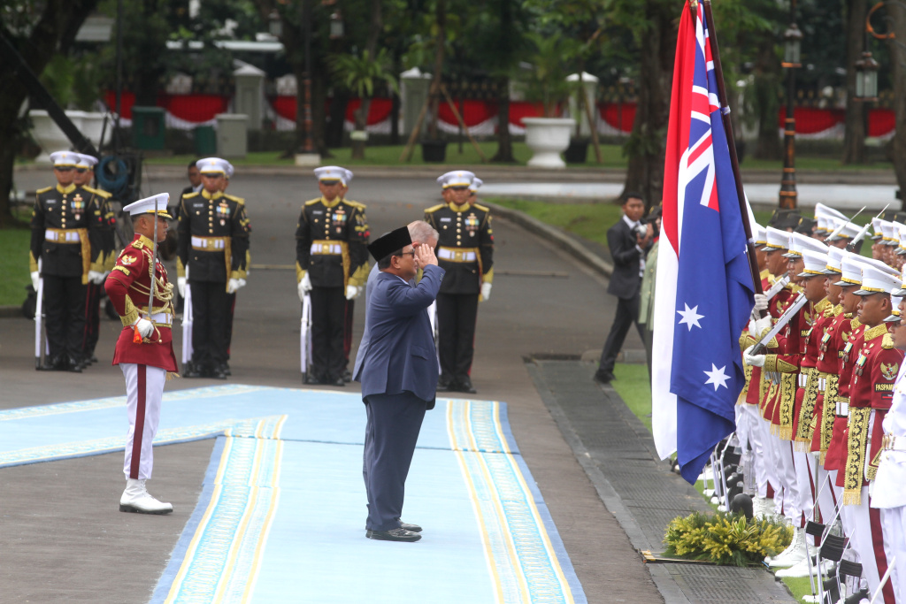 Presiden Prabowo Menerima Kunjungan PM Australia Presiden Prabowo Subianto (kiri) dan Perdana Menteri Australia Anthony Albanese (kanan) memeriksa pasukan saat kunjungan kenegaraan di Istana Merdeka, Jakarta, Jakarta, Kamis (15/5/2025). (Beritanasional.com/Oke Atmaja)