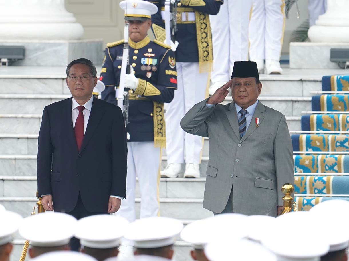 Presiden Prabowo Subianto (kiri) bersama Perdana Menteri China Li Qiang (kanan) melakukan inspeksi barisan saat upacara kenegaraan di Istana Merdeka, Jakarta, Minggu (25/5/2025).(Foto/Biro Pers)