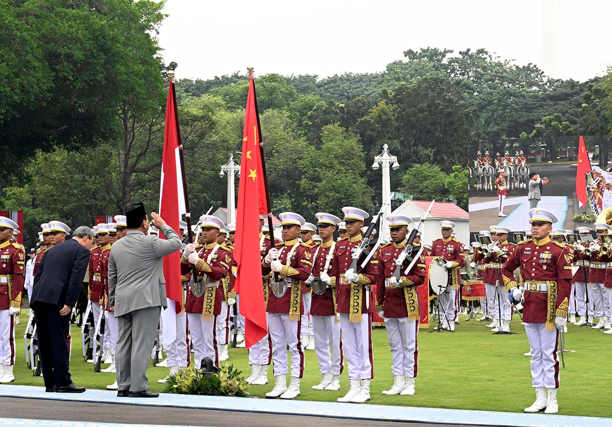Presiden Prabowo Menerima Kunjungan PM China Presiden Prabowo Subianto (kiri) bersama Perdana Menteri China Li Qiang (kanan) melakukan inspeksi barisan saat upacara kenegaraan di Istana Merdeka, Jakarta, Minggu (25/5/2025).(Biro Pers)
