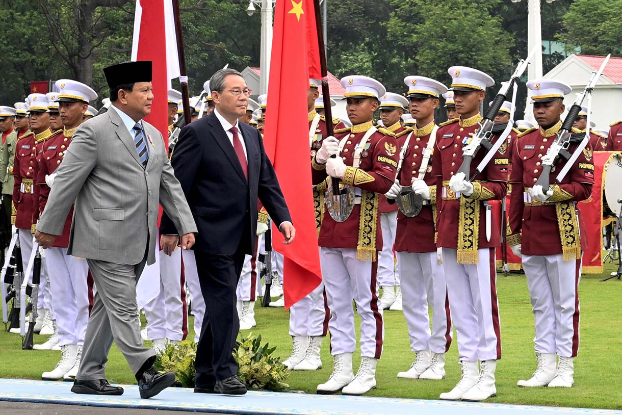 Presiden Prabowo Menerima Kunjungan PM China Presiden Prabowo Subianto (kiri) bersama Perdana Menteri China Li Qiang (kanan) melakukan inspeksi barisan saat upacara kenegaraan di Istana Merdeka, Jakarta, Minggu (25/5/2025).(Biro Pers)