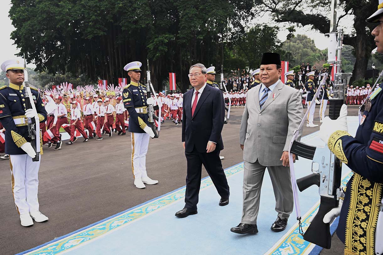 Presiden Prabowo Menerima Kunjungan PM China Presiden Prabowo Subianto (kiri) bersama Perdana Menteri China Li Qiang (kanan) melakukan inspeksi barisan saat upacara kenegaraan di Istana Merdeka, Jakarta, Minggu (25/5/2025).(Biro Pers)