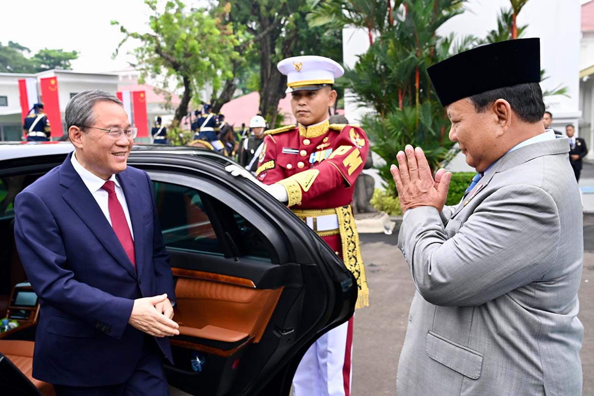 Presiden Prabowo Menerima Kunjungan PM China Presiden Prabowo Subianto (kiri) bersama Perdana Menteri China Li Qiang (kanan) melakukan inspeksi barisan saat upacara kenegaraan di Istana Merdeka, Jakarta, Minggu (25/5/2025).(Biro Pers)
