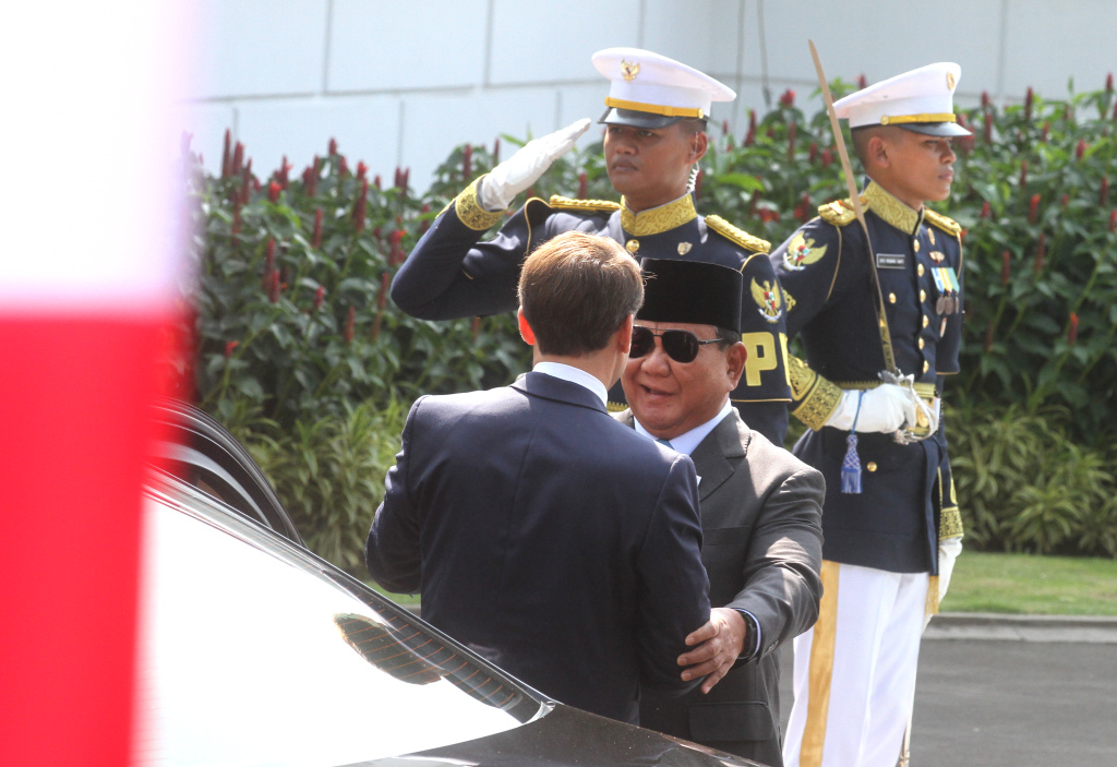 Presiden Prabowo menerima Kunjungan Presiden Prancis Presiden Prabowo Subianto (kiri) bersama Presiden Prancis Emmanuel Macron memeriksa pasukan saat kunjungan kenegaraan di Istana Merdeka, Jakarta, Rabu (28/5/2025). (Beritanasional.com/Oke Atmaja)
