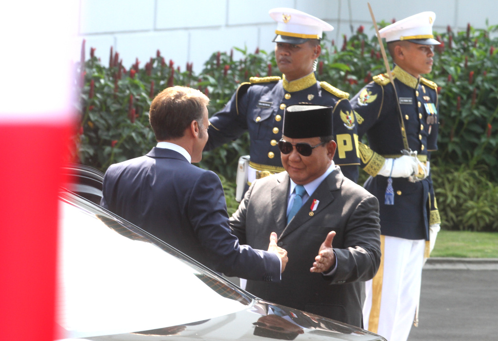 Presiden Prabowo menerima Kunjungan Presiden Prancis Presiden Prabowo Subianto (kiri) bersama Presiden Prancis Emmanuel Macron memeriksa pasukan saat kunjungan kenegaraan di Istana Merdeka, Jakarta, Rabu (28/5/2025). (Beritanasional.com/Oke Atmaja)