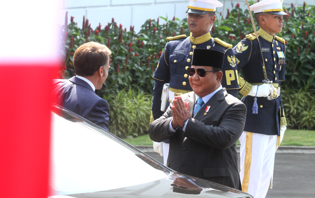 Presiden Prabowo menerima Kunjungan Presiden Prancis Presiden Prabowo Subianto (kiri) bersama Presiden Prancis Emmanuel Macron memeriksa pasukan saat kunjungan kenegaraan di Istana Merdeka, Jakarta, Rabu (28/5/2025). (Beritanasional.com/Oke Atmaja)