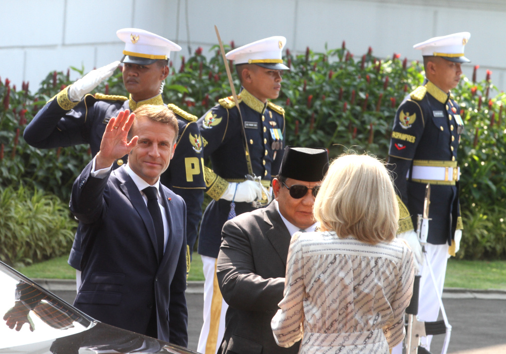Presiden Prabowo menerima Kunjungan Presiden Prancis Presiden Prabowo Subianto (kiri) bersama Presiden Prancis Emmanuel Macron memeriksa pasukan saat kunjungan kenegaraan di Istana Merdeka, Jakarta, Rabu (28/5/2025). (Beritanasional.com/Oke Atmaja)