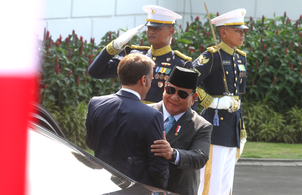 Presiden Prabowo menerima Kunjungan Presiden Prancis Presiden Prabowo Subianto (kiri) bersama Presiden Prancis Emmanuel Macron memeriksa pasukan saat kunjungan kenegaraan di Istana Merdeka, Jakarta, Rabu (28/5/2025). (Beritanasional.com/Oke Atmaja)