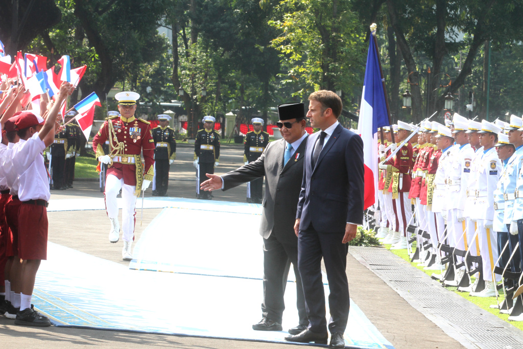 Presiden Prabowo menerima Kunjungan Presiden Prancis Presiden Prabowo Subianto (kiri) bersama Presiden Prancis Emmanuel Macron memeriksa pasukan saat kunjungan kenegaraan di Istana Merdeka, Jakarta, Rabu (28/5/2025). (Beritanasional.com/Oke Atmaja)