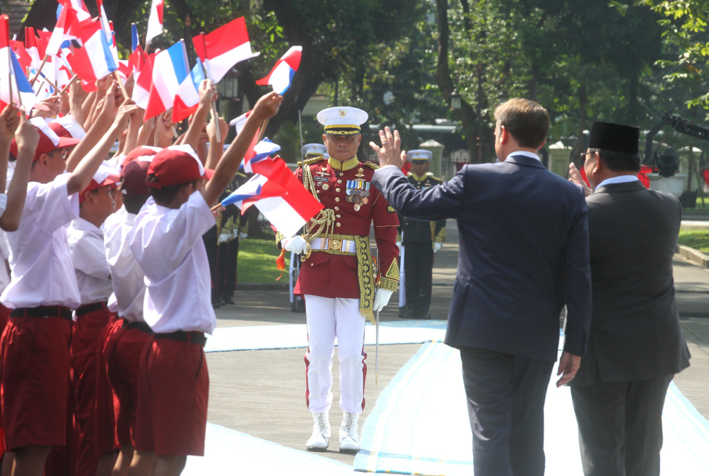 Presiden Prabowo menerima Kunjungan Presiden Prancis Presiden Prabowo Subianto (kiri) bersama Presiden Prancis Emmanuel Macron memeriksa pasukan saat kunjungan kenegaraan di Istana Merdeka, Jakarta, Rabu (28/5/2025). (Beritanasional.com/Oke Atmaja)