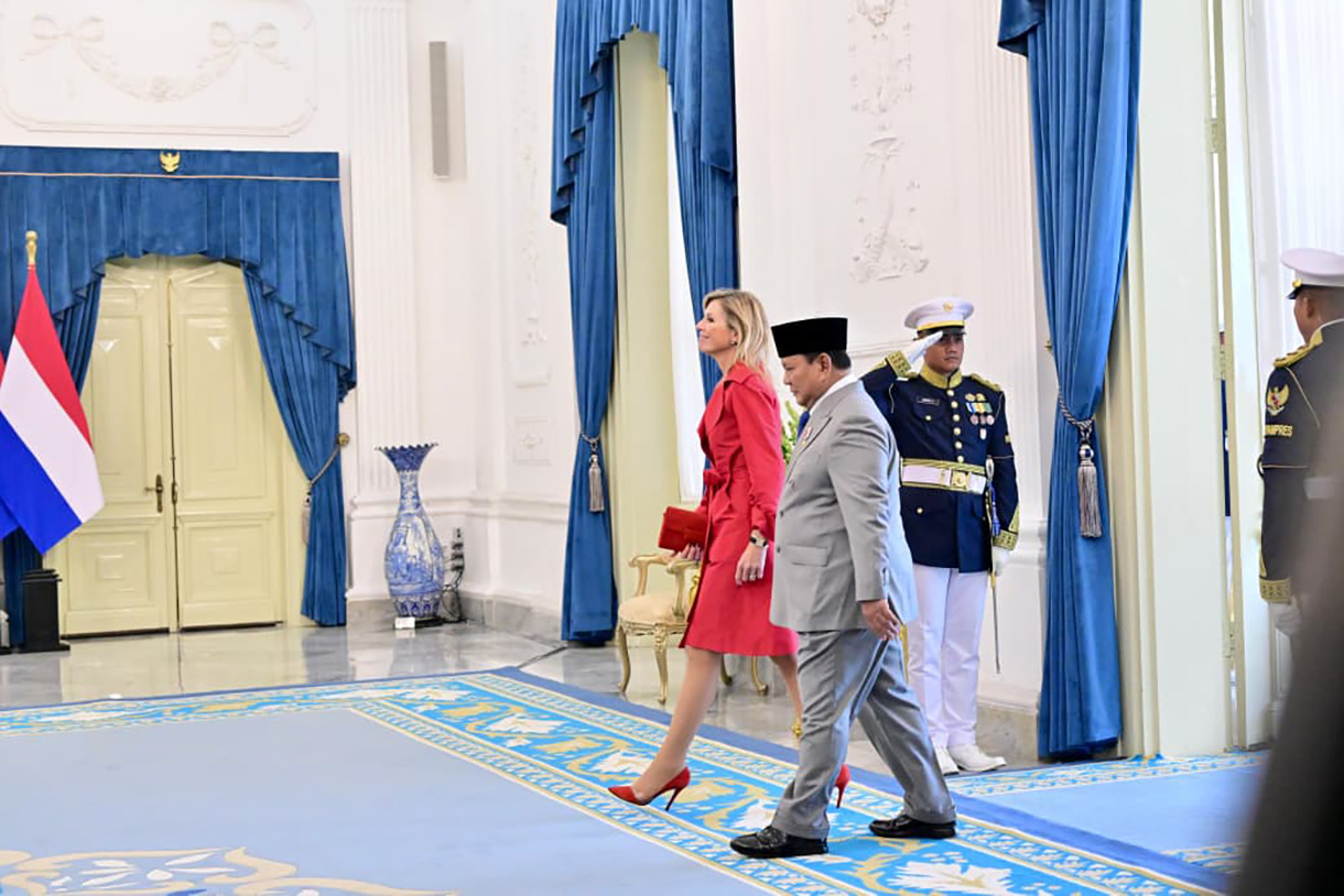 Presiden Prabowo Subianto (kanan) berjabat tangan dengan Advokat Khusus Sekretaris Jenderal Perserikatan Bangsa-Bangsa (PBB) untuk Kesehatan Finansial (UNSGSA) sekaligus Ratu Maxima dari Kerajaan Belanda (kiri) saat melakukan kunjungan di Istana Merdeka, Jakarta, Kamis (27/11/2025).  (Beritanasional.com/Oke Atmaja)