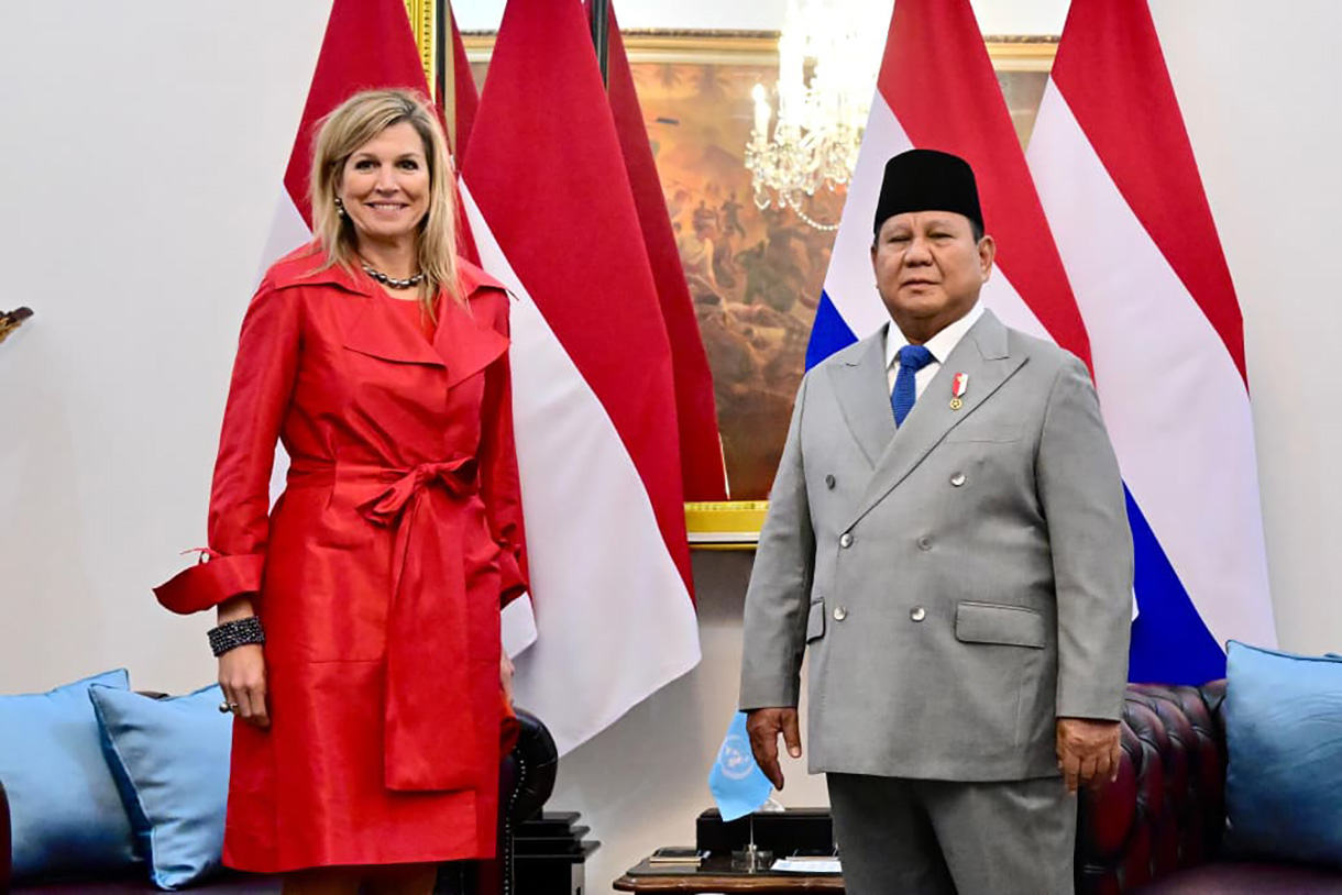 Presiden Prabowo Subianto (kanan) berjabat tangan dengan Advokat Khusus Sekretaris Jenderal Perserikatan Bangsa-Bangsa (PBB) untuk Kesehatan Finansial (UNSGSA) sekaligus Ratu Maxima dari Kerajaan Belanda (kiri) saat melakukan kunjungan di Istana Merdeka, Jakarta, Kamis (27/11/2025).  (Beritanasional.com/Oke Atmaja)