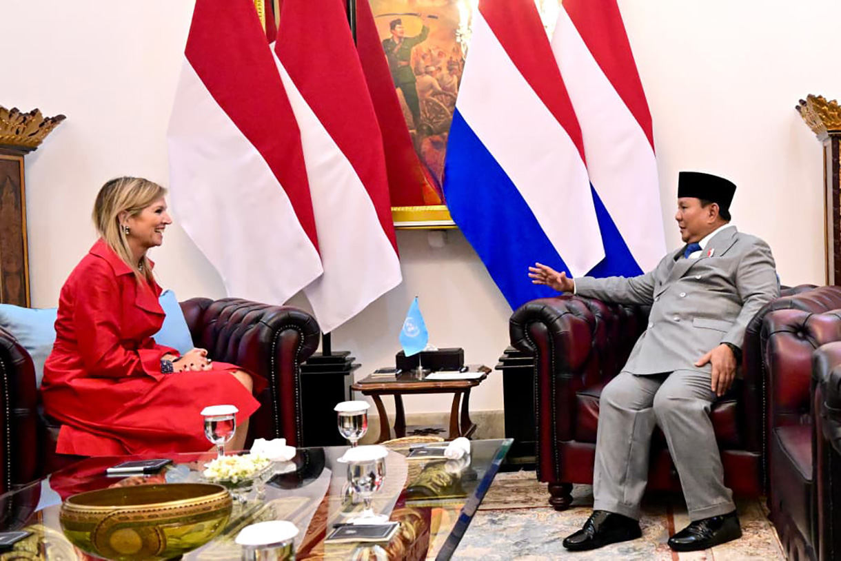 Presiden Prabowo Subianto (kanan) berjabat tangan dengan Advokat Khusus Sekretaris Jenderal Perserikatan Bangsa-Bangsa (PBB) untuk Kesehatan Finansial (UNSGSA) sekaligus Ratu Maxima dari Kerajaan Belanda (kiri) saat melakukan kunjungan di Istana Merdeka, Jakarta, Kamis (27/11/2025).  (Beritanasional.com/Oke Atmaja)
