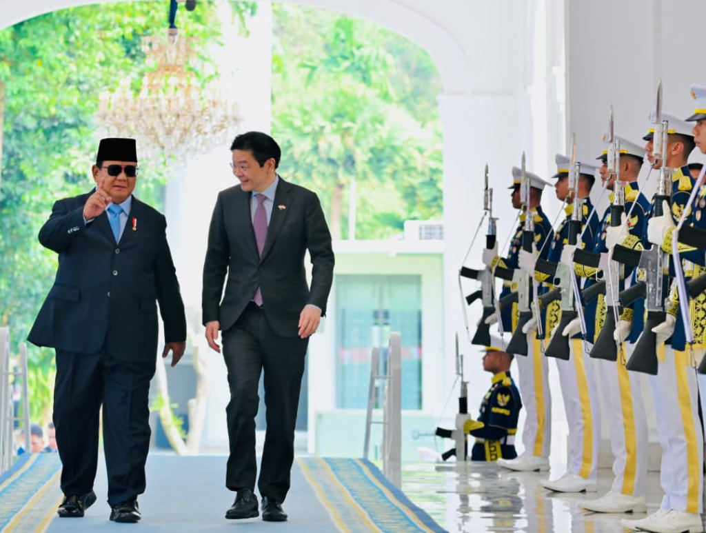 Presiden Prabowo Subianto (kanan) berjabat tangan dengan Perdana Menteri Singapura Lawrence Wong (kiri) saat kunjungan resmi untuk menghadiri Leaders Retreat di Istana Merdeka, Jakarta, Senin (6/7/2026). (Biropers)