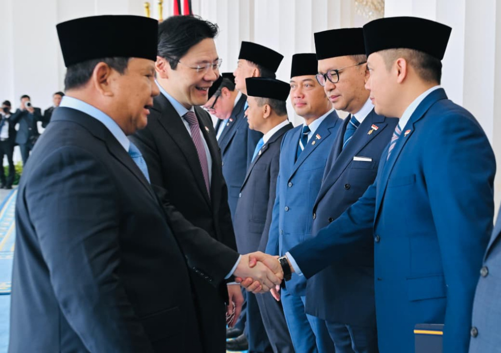Presiden Prabowo Subianto (kanan) berjabat tangan dengan Perdana Menteri Singapura Lawrence Wong (kiri) saat kunjungan resmi untuk menghadiri Leaders Retreat di Istana Merdeka, Jakarta, Senin (6/7/2026). (Biropers)