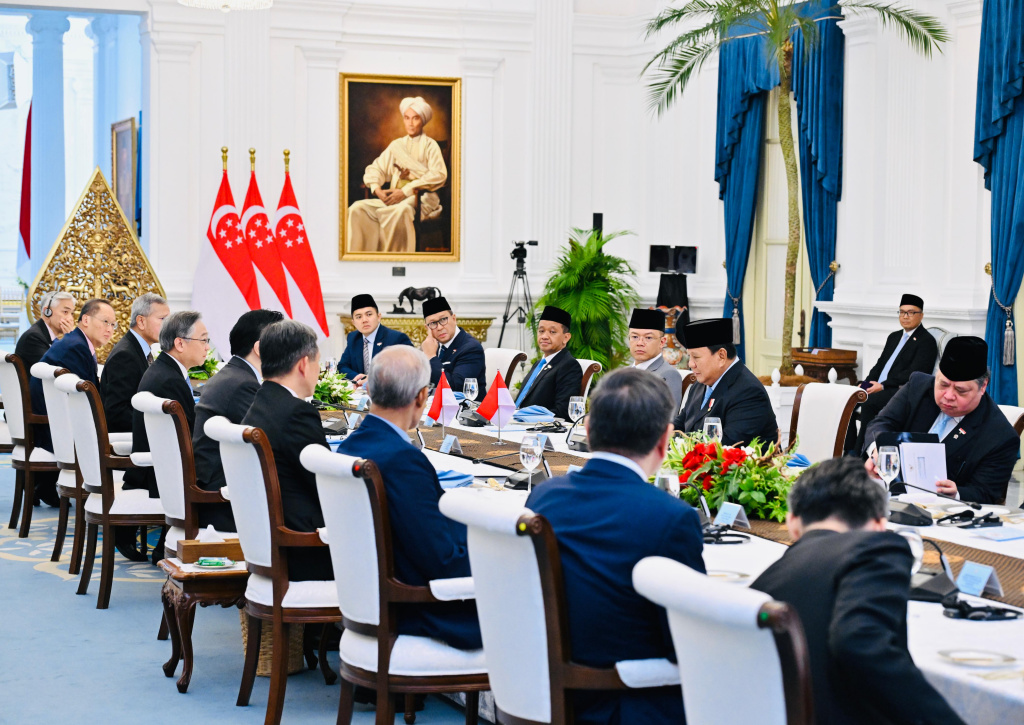Presiden Prabowo Subianto (kanan) berjabat tangan dengan Perdana Menteri Singapura Lawrence Wong (kiri) saat kunjungan resmi untuk menghadiri Leaders Retreat di Istana Merdeka, Jakarta, Senin (6/7/2026). (Biropers)