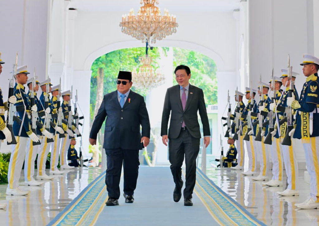 Presiden Prabowo Subianto (kanan) berjabat tangan dengan Perdana Menteri Singapura Lawrence Wong (kiri) saat kunjungan resmi untuk menghadiri Leaders Retreat di Istana Merdeka, Jakarta, Senin (6/7/2026). (Biropers)