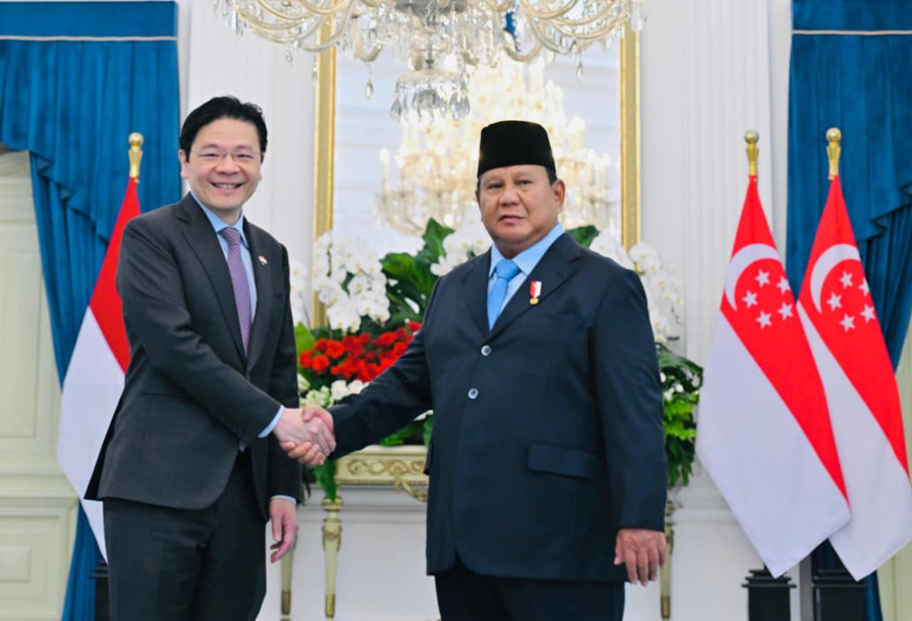 Presiden Prabowo Subianto (kanan) berjabat tangan dengan Perdana Menteri Singapura Lawrence Wong (kiri) saat kunjungan resmi untuk menghadiri Leaders Retreat di Istana Merdeka, Jakarta, Senin (6/7/2026). (Biropers)