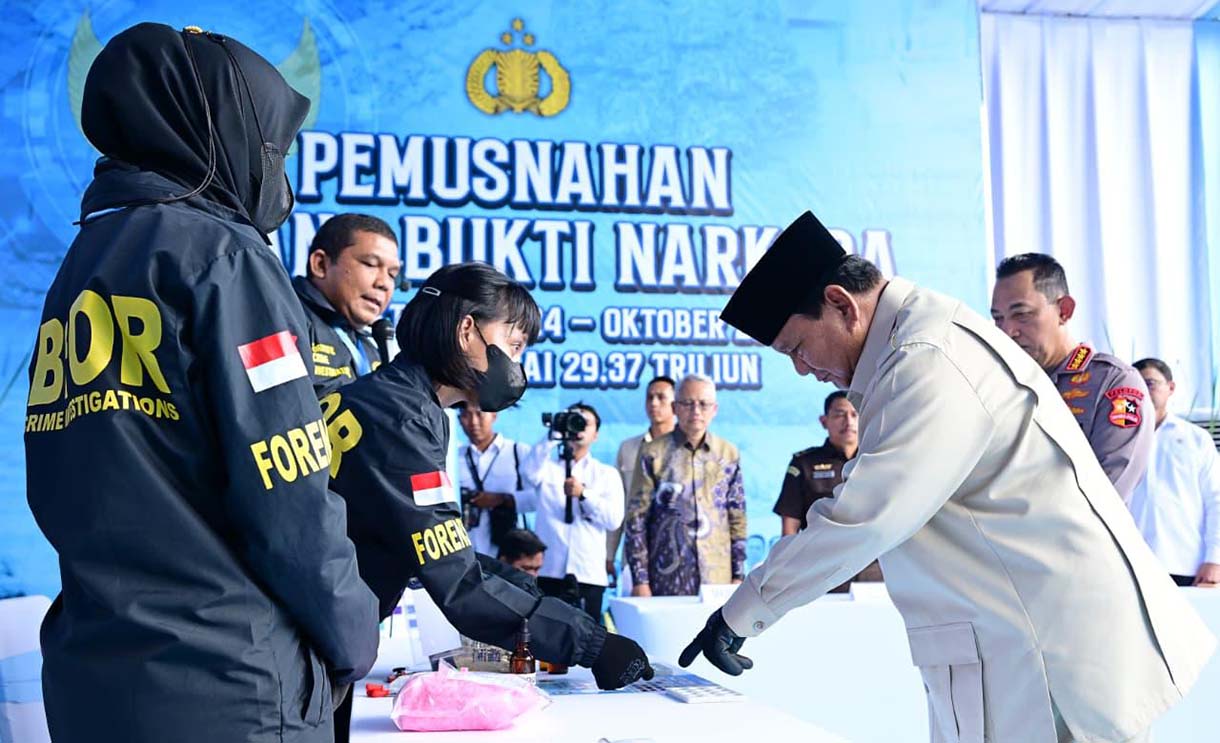 Presiden Prabowo Pimpin Pemusnahan Narkoba 214,84 ton Presiden Prabowo Subianto menunjukkan barang bukti narkoba yang akan dimusnahkan di Lapangan Bhayangkara, Mabes Polri, Jakarta, Rabu (29/10/2025).  (Biropers)