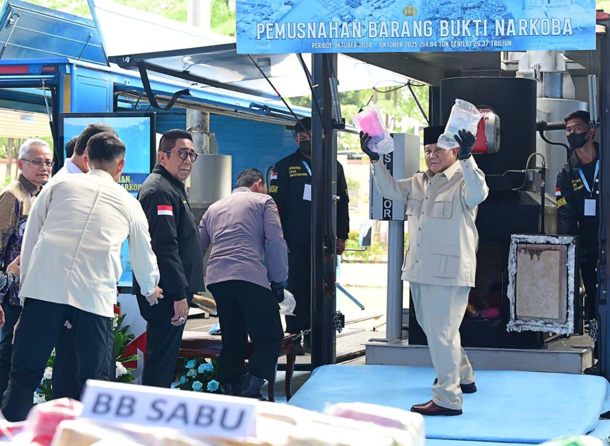 Presiden Prabowo Pimpin Pemusnahan Narkoba 214,84 ton Presiden Prabowo Subianto menunjukkan barang bukti narkoba yang akan dimusnahkan di Lapangan Bhayangkara, Mabes Polri, Jakarta, Rabu (29/10/2025).  (Biropers)